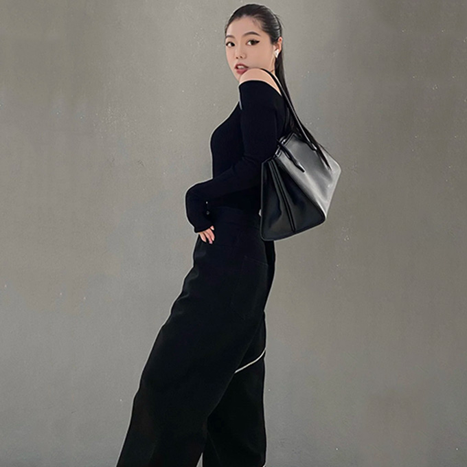 alaïa le teckel large tote shoulder handbag